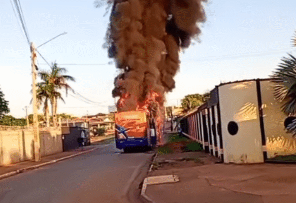 Ônibus pega fogo em Várzea Grande e assusta passageiros; Vídeo