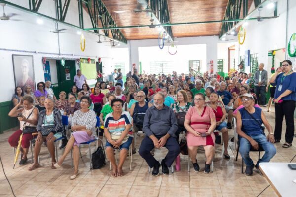 Idosos do CCI Maria Ignez recebem cestas básicas natalinas em Cuiabá