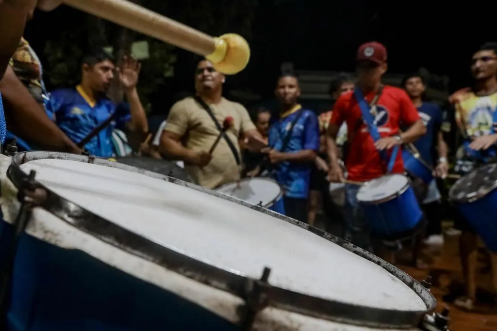 Ensaios de escolas e blocos animam bairros de Cuiabá