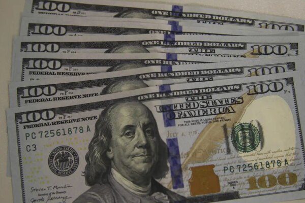 Dólar cai para R$ 5,24 em dia de correção no mercado