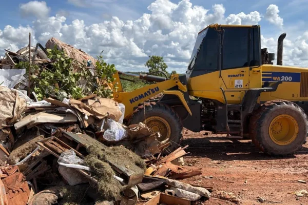 Força-tarefa em Cuiabá retira quase 700 toneladas de lixo do Contorno Leste