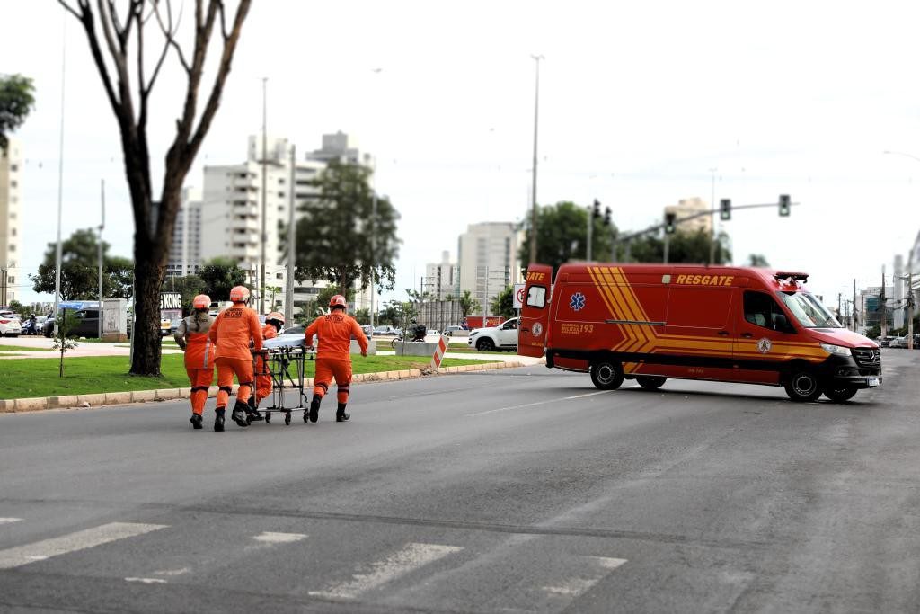 Corpo de Bombeiros socorre três vítimas após grave acidente entre carro e duas motocicletas