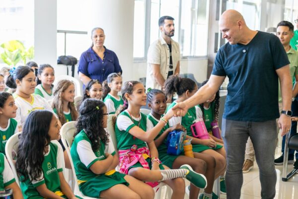 Prefeito recebe alunos e dialoga sobre transparência de forma lúdica em Cuiabá