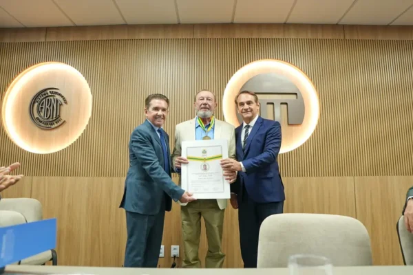 Conselheiro do TCE recebe principal honraria da Assembleia de Mato Grosso